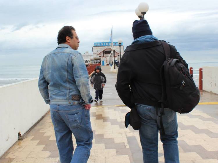 Salcedo Ramos conversa con un personaje